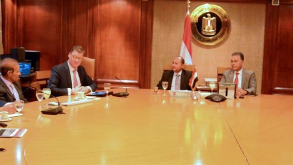 وزيرا الصناعة والنقل يبحثان مع شركة مرسيدس تزويد مصر بالأتوبيسات السريعة ذات المسارات الخاصة
