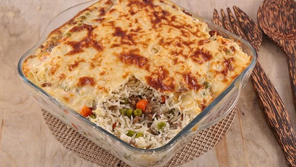 طريقة عمل الأرز بالبشاميل واللحم المفروم.. خلطة لذيذة للبشاميل