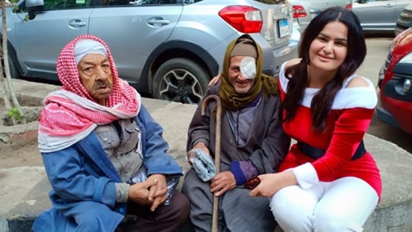كواليس توزيع سما المصري الكلاسين على الفقراء في شوارع القاهرة (فيديو)