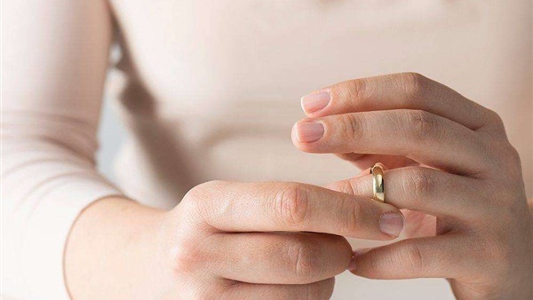إلهام تطلب الخلع: جوزي نزل صوري بملابسي الداخلية على النت