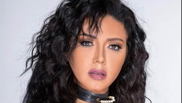 رانيا يوسف داخل المطبخ تعلم بناتها طريقة تحضير الطعام (فيديو)