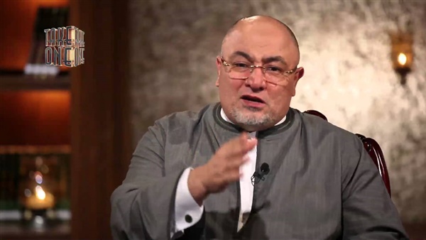 خالد الجندي يعرض آية في القرآن تؤكد أن الحب حلال.. وشيخ يعلق:جامدة دي (فيديو)