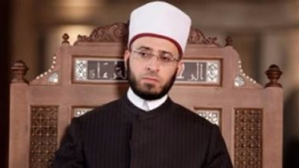 مترجمة بلغة الإشارة.. أسامة الأزهري يخطب أول جمعة في مسجد الفتاح العليم (فيديو)