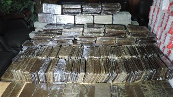 ضبط 10 كيلو مخدرات و13 قطعة سلاح فى حملة مداهمات مكبرة بالجيزة