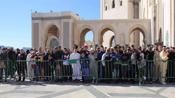 الجماهير المغربية تحيي لاعبي الزمالك بعد صلاة الجمعة من مسجد محمد الخامس