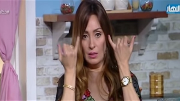 نرمين الفقي: الجبنة القريش والجرجير والثوم سر جمالي (فيديو)