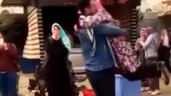 رسميًا.. جامعة الأزهر تفصل طالبة الحضن