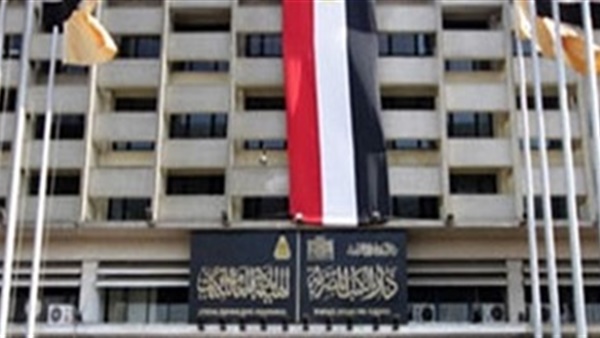 هدم سور الأزبكية بمعاول هيئة الكتاب واتحاد الناشرين.. السماح بـ33 مكتبة من 107 في معرض القاهرة للكتاب