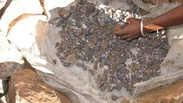 سقوط المنقب عن الذهب بجبال البحر الأحمر بحوزته 1100 كيلو جرام من أحجار الكوارتر