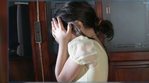 أميرة تطلب الخلع: بيتحرش ببنتي وبيلمسها في مناطق حساسة ويقولي بلعب معها