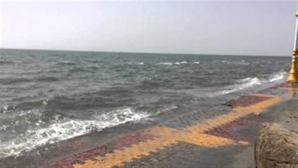 أمواج تغرق كورنيش جازان السعودية