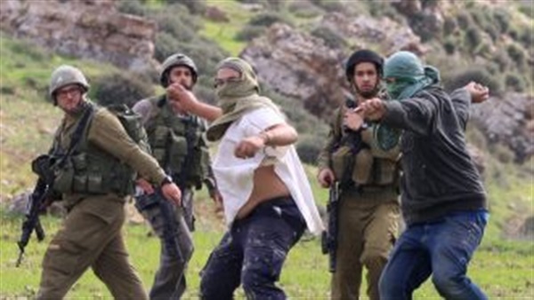 مستوطنون يهود يرشقون سيارات فلسطينية بالحجارة في 3 مناطق بالضفة المحتلة