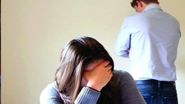 وردة تستغيث بالقضاء: جوزي بينزل صوري عريانة على مواقع إباحية عشان الرجالة تبعتله كروت شحن