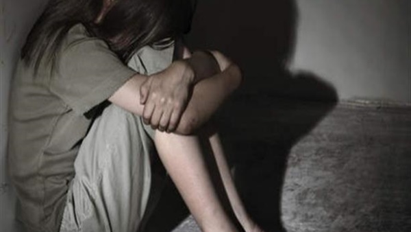 5 شباب يغتصبون فتاة 16 عاما في منزلهم: حفل جنس جماعي