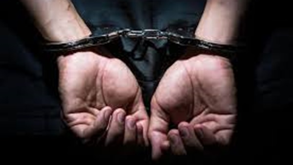 القبض على قواد وساقطتين لاتهامهم بممارسة الرذيلة في هضبة الأهرام