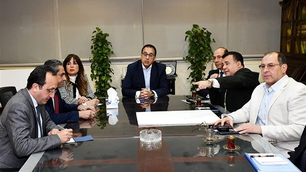 مصطفى مدبولي يعقد اجتماعًا لمتابعة الموقف التنفيذى لمحور 30 يونيو وطريق هضبة أسيوط الغربية