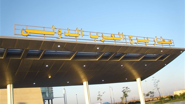 جمارك مطار برج العرب تمنع تهريب الهواتف المحمولة