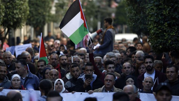 ألاف المتظاهرين الفلسطينيين يفتحون بوابة الأقصى المغلقة منذ 16 عامًا