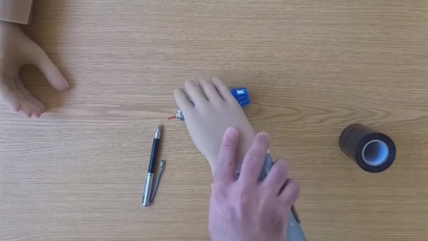 لكل من فقد أطرافه.. مخترع سوري يقدم بديلا كالطبيعي.. والسعر مفاجأة (فيديو)