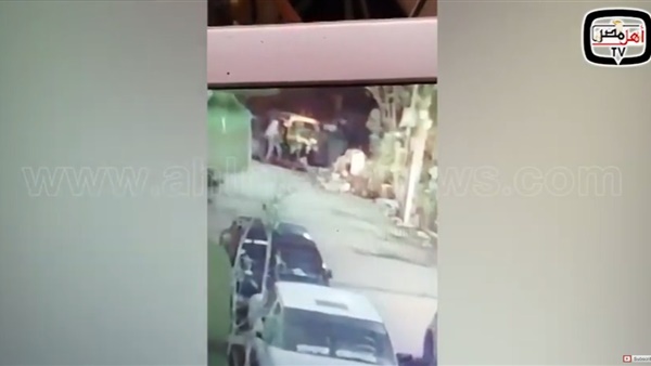 كاميرات المراقبة ترصد لحظة تخلص المتهمين بقتل سيدة المعصرة من جثتها (فيديو)