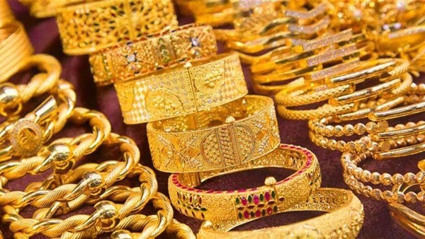 الذهب يرتفع بفعل تراجع الدولار والضبابية العالمية