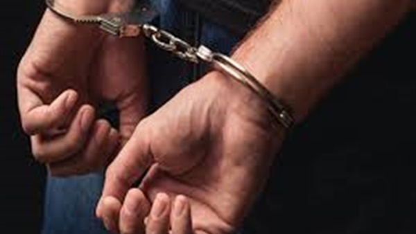 ضبط مندوب مبيعات انتحل صفة صيدلى وبحوزته 15 ألف قرص منشط بالأزبكية