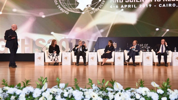 التعاون مع المؤسسات الدولية