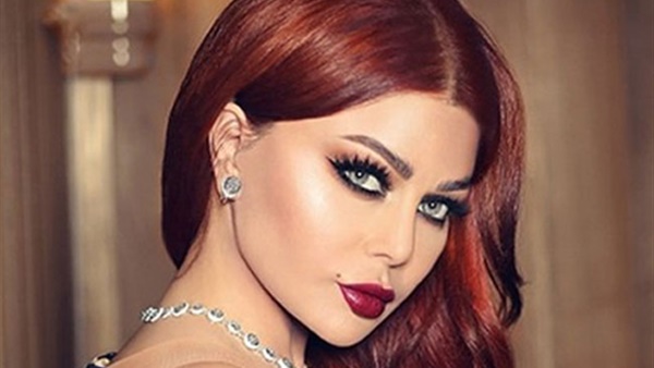 تنورة هيفاء وهبي تخطف الأنظار في باريس.. زي روبي على العجلة (صور)