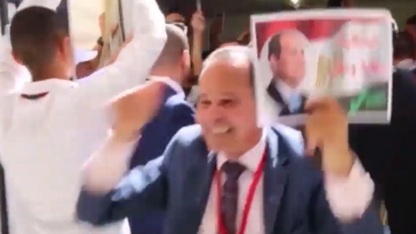 حشود لأبناء الجالية المصرية بالكويت للمشاركة في التعديلات الدستورية قبل غلق الصناديق (فيديو)