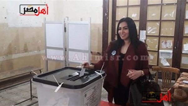ميرهان حسين تشارك فى استفتاء التعديلات الدستورية 2019
