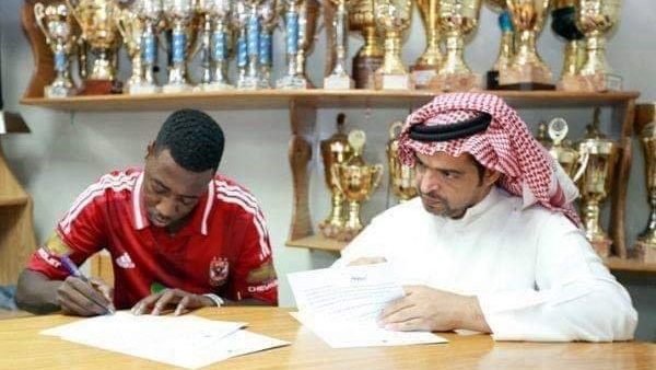 شاهد لاعب نادي برتغالي يرتدي قميص الأهلي بتوقيع أبو تريكة أثناء انضمامه للعربي الكويتي