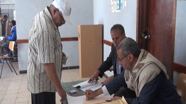 مصر تعطي العالم درسا في الديمقراطية.. إغلاق لجان الاستفتاء وسط تزاحم المشاركين.. المصريون يكتبون تاريخا جديدا.. والرئيس والحكومة