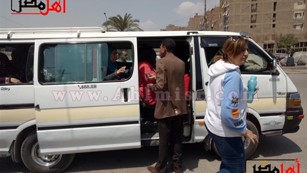 استفتاء دستور 2019.. رئيس حي المطرية يصطحب موظفيه في ميكروباص للتصويت