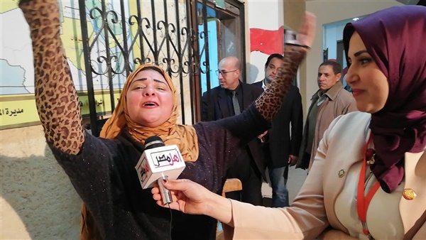ذا فويس الاستفتاء في البحيرة.. سيدة تلقي قصيدة في حب الرئيس أمام لجان الدستور