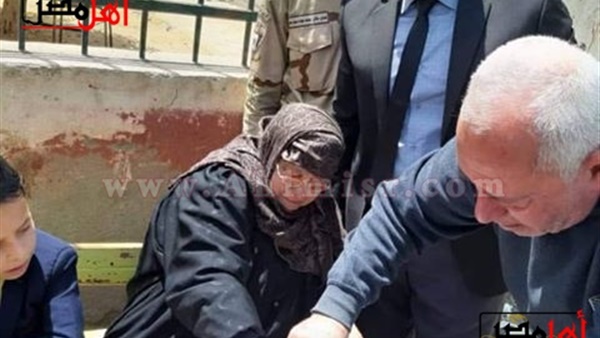 مسنة تٌدلي بصوتها بالشارع في استفتاء دستور 2019 (صور)