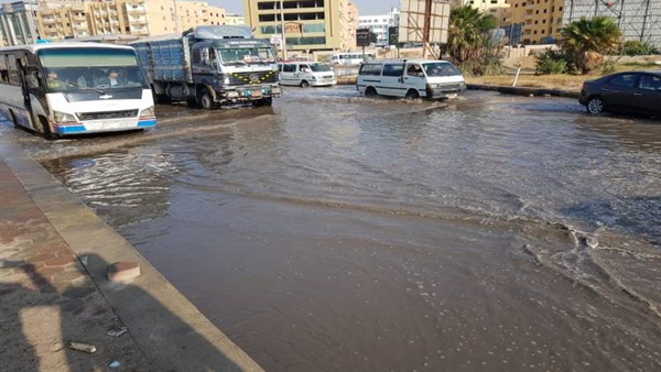 كسر ماسورة مياه في شارع ولي العهد بحدائق القبة