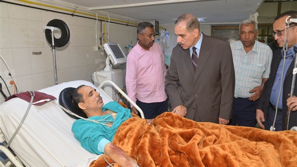 زيارة عامل حي شرق بالمستشفى