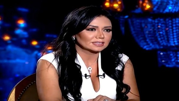 رانيا يوسف عن أزمة فستانها العاري: هذه الفنانة ساندتني في محنتي (فيديو)