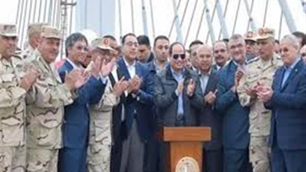 السيسي يلتقط صورة تذكارية مع العاملين أعلى محور روض الفرج