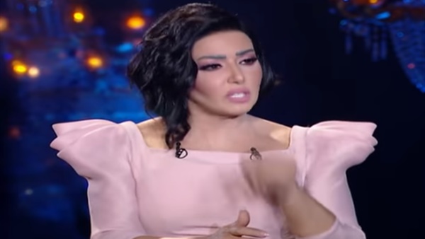 سمية الخشاب عن أحمد سعد: ريم البارودي ماسكة عليه حاجات خايف منها (فيديو)