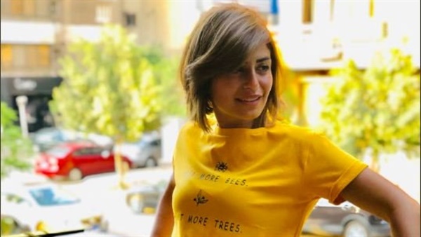 منة فضالي تتألق في الأصفر