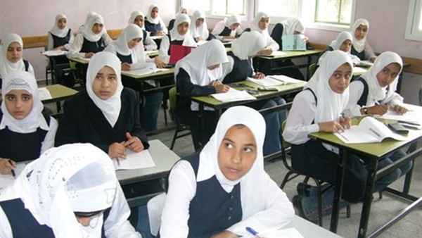 طالبات السنطة يقدمن شكوى فى إحدى المراقبات لسوء المعامله