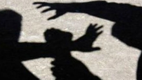كويتى يعتدى بالضرب المبرح على مصريين بسبب خلافات بينهم
