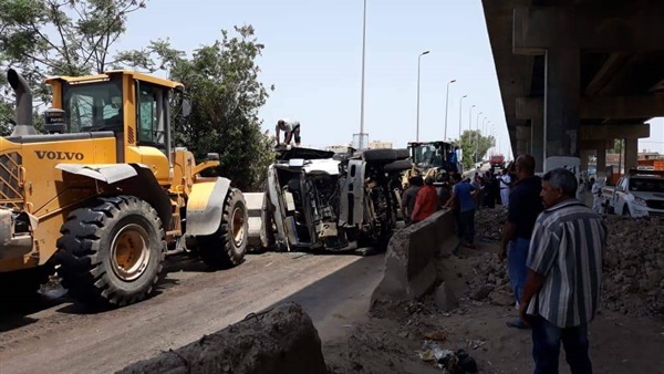 إصابة سائق سيارة قمامة انقلبت من أعلى كوبري أبيس بالإسكندرية