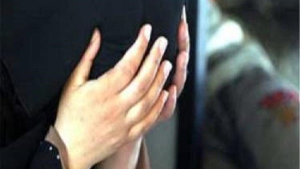 قاتلة ابنها في شرم الشيخ.. المتهمة تمثل الجريمة أمام النيابة.. واستدعاء والد الطفل