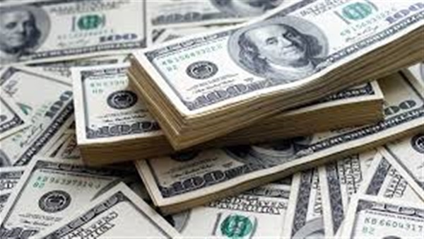 عن انخفاض سعر الدولار.. خبير اقتصادي: التحويلات والقناة أهم أسباب تراجعه