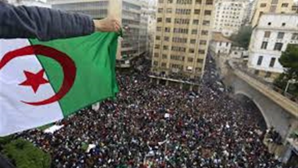 الجزائر بلا رئيس.. هل يلجأ عبد القادر صالح للمادة 103 من الدستور أم ينقض جنرالات الجيش على الحكم؟