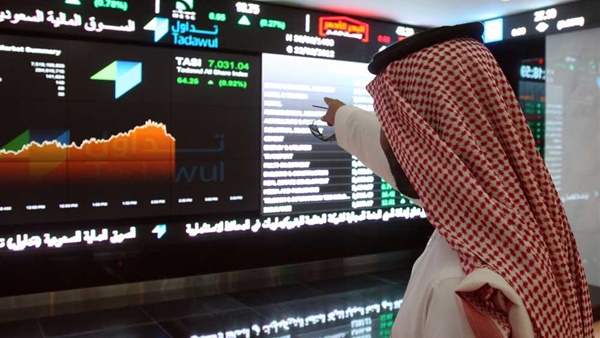 البورصة السعودية تتراجع تحت ضغط القطاع المالي.. ومصر تصعد بدعم الأسهم القيادية