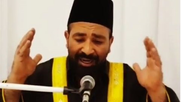 أحمد سعد يقيم الأذان في صلاة الفجر من إحدى المساجد