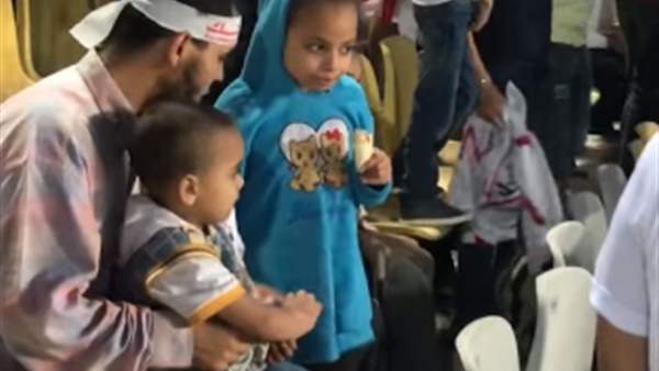 في عشق الزمالك.. طفلة تشرح لوالدها الكفيف مجريات نهائي الكونفدرالية (فيديو)